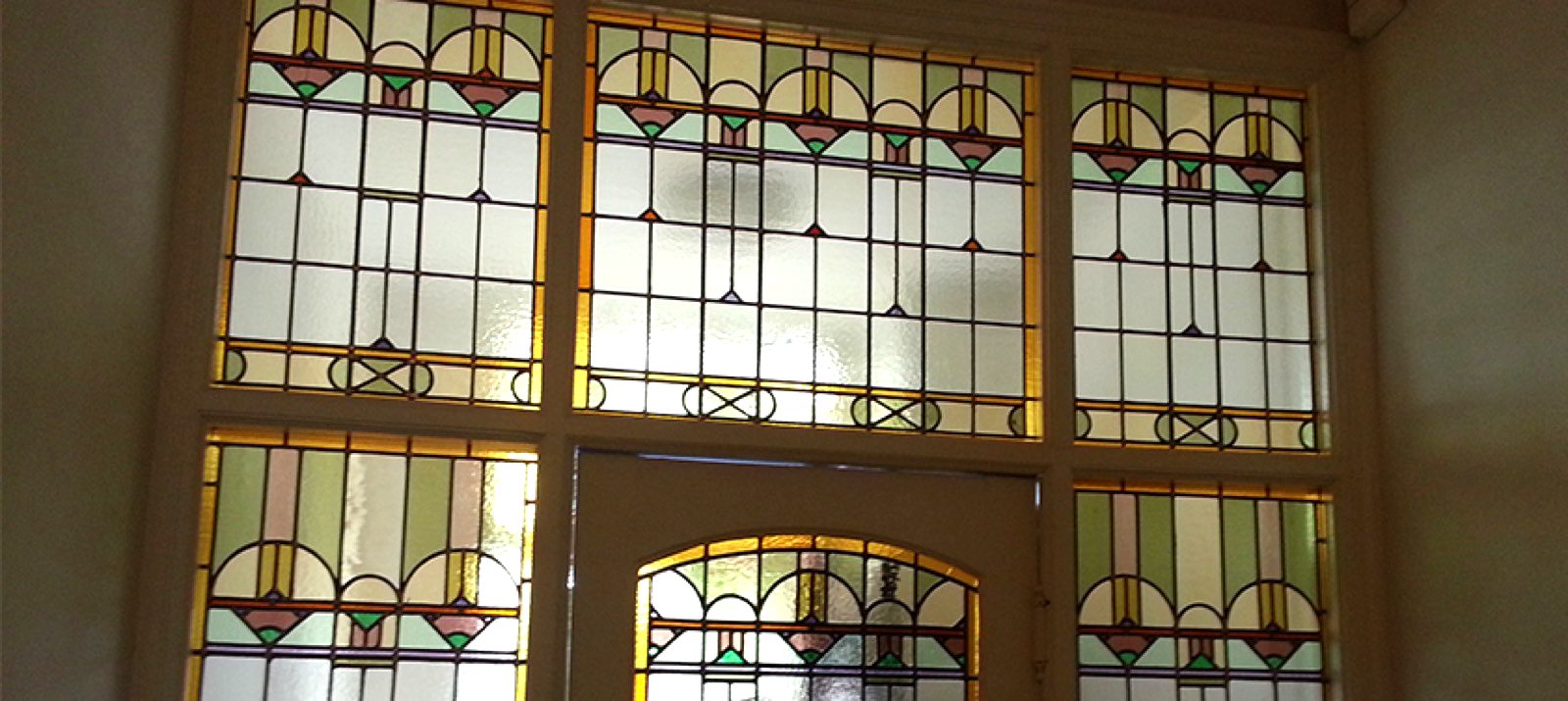 Ambachtelijk glas-in-lood boven de voordeur