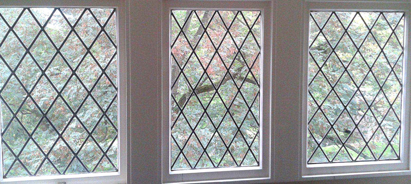 Transparant glas-in-lood raam boven een trapgat