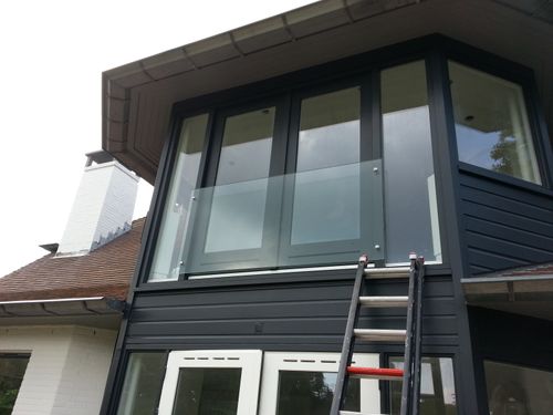 Reparatie van een glazen balkonhek