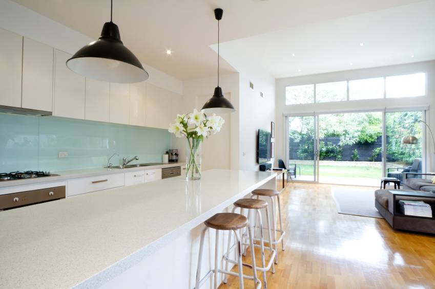Glazen spatwand in een moderne keuken