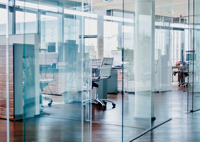Veiligheidsglas – wanneer kies je voor gehard of gelaagd glas?