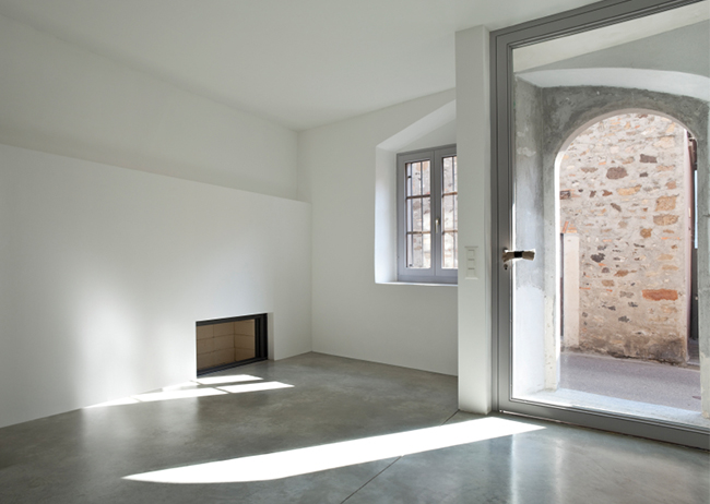 Raam met condens, buiten, binnen of tussen het glas