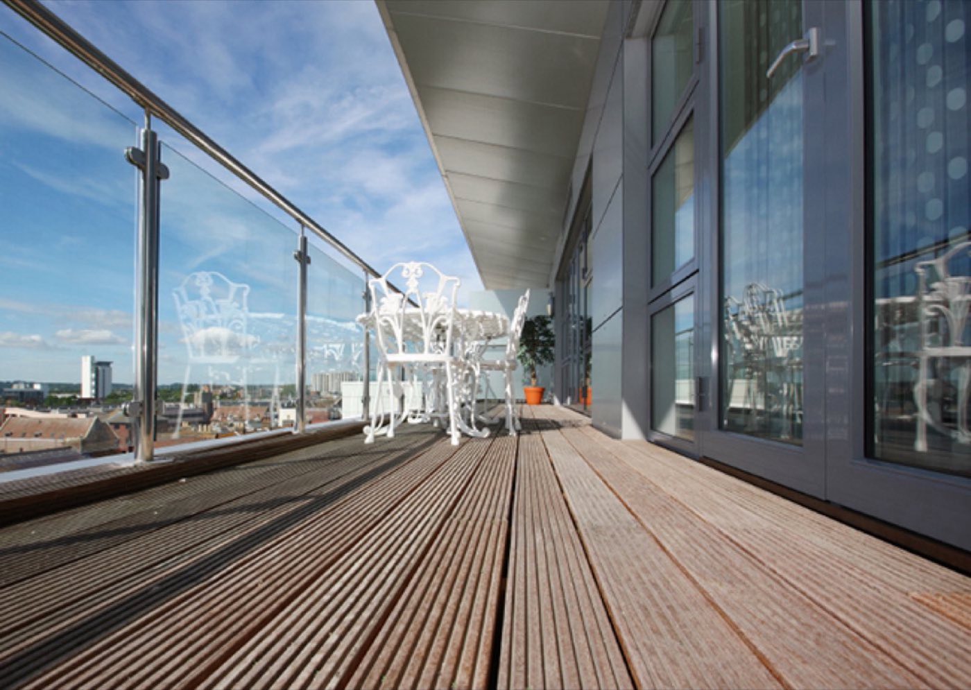Zonwerend glas op een balkon