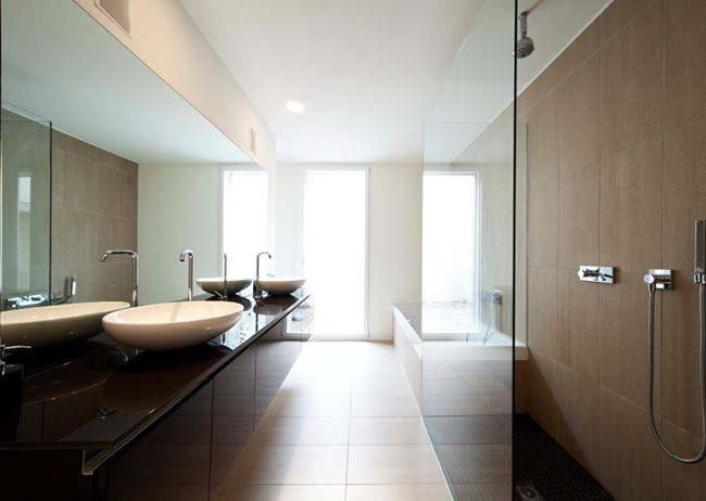 Glazen douchewand op maat in moderne badkamer