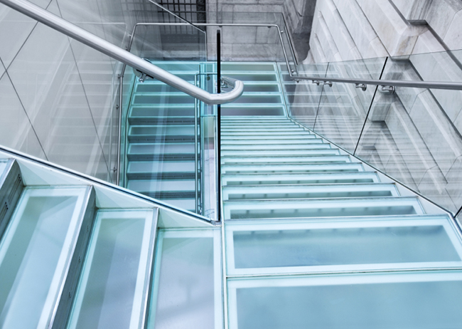 Glazen trap met balustrade