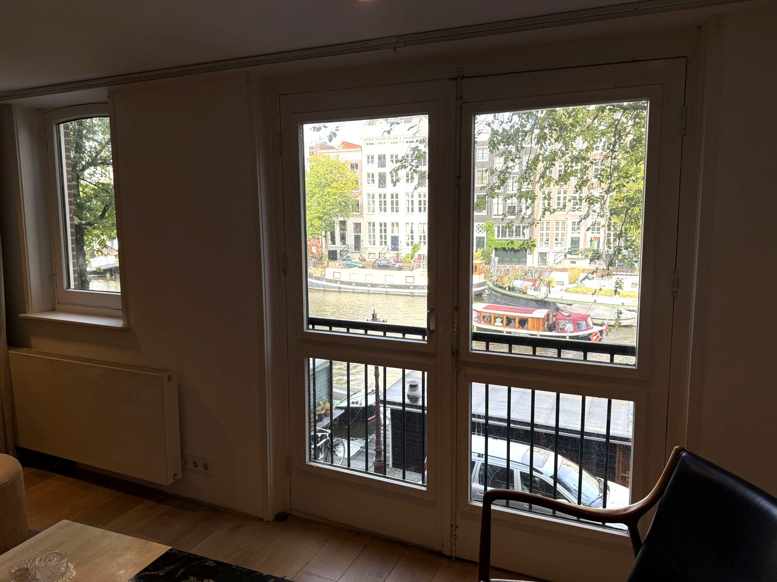 Voorgevel van het grachtenpand in Amsterdam met vacuümglas