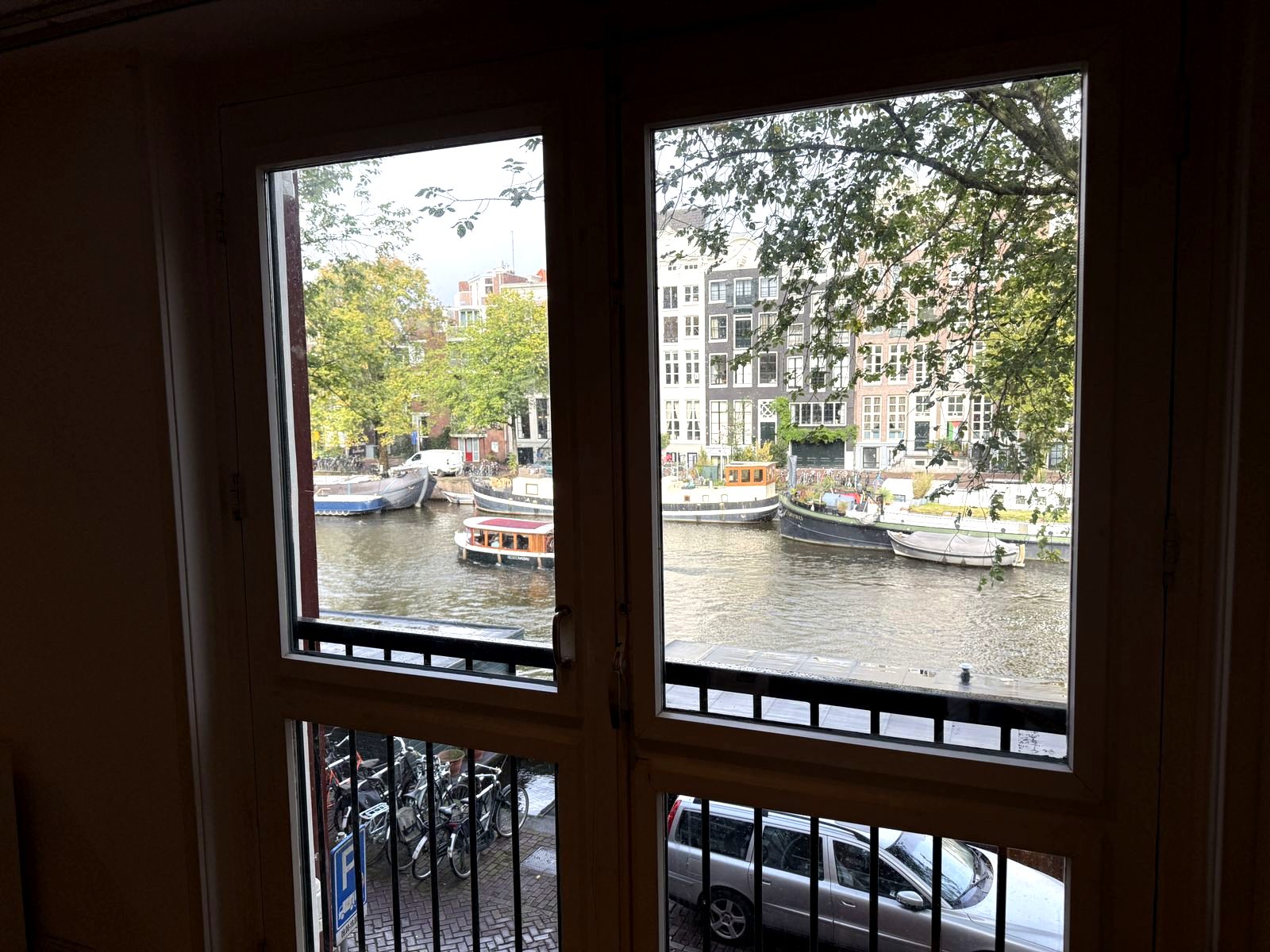Vacuümglas geplaatst in een smal kozijn van het grachtenpand