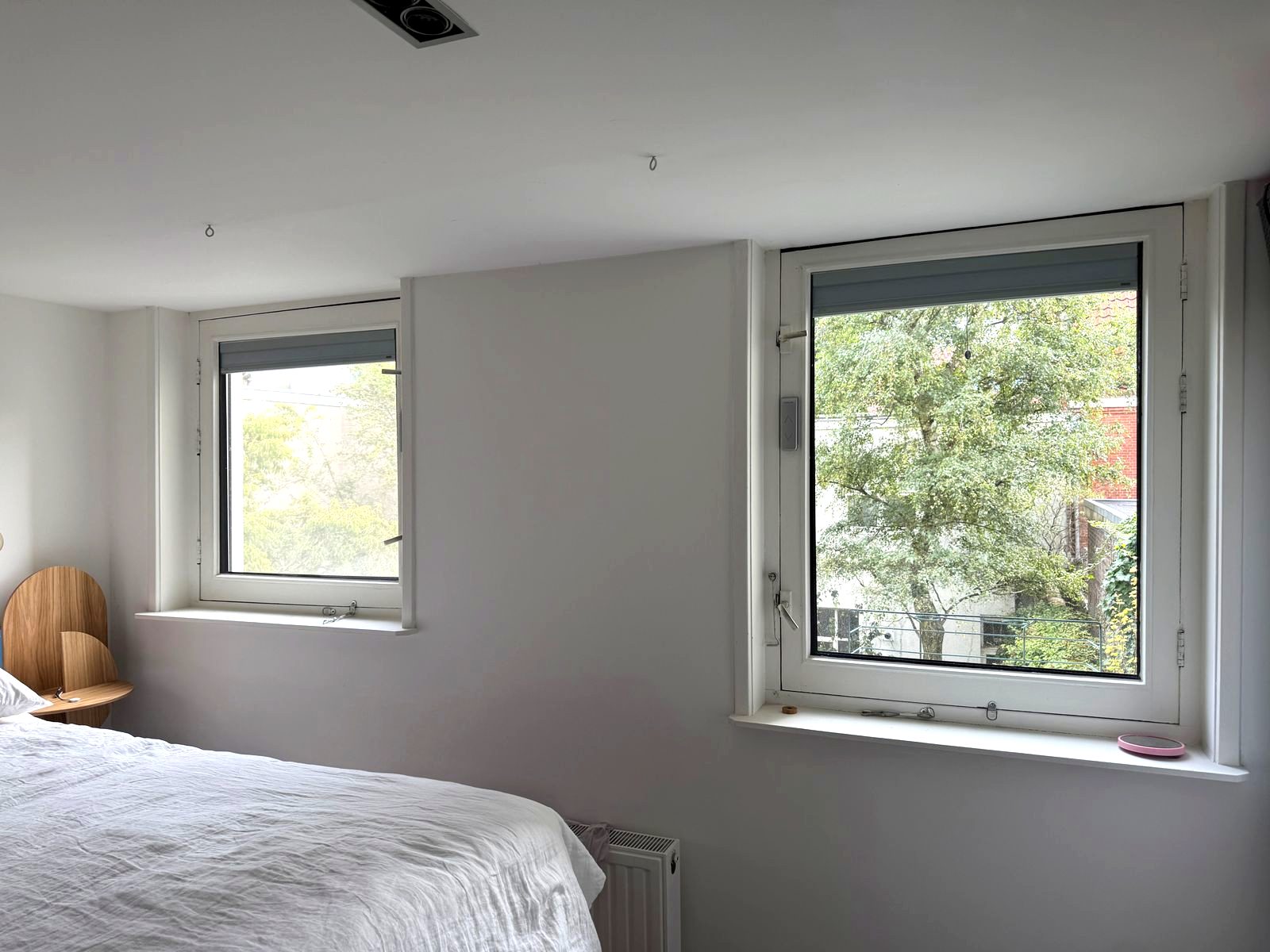 Slaapkamer met dubbele beglazing waar isolatieglas met luxaflex in geplaatst wordt