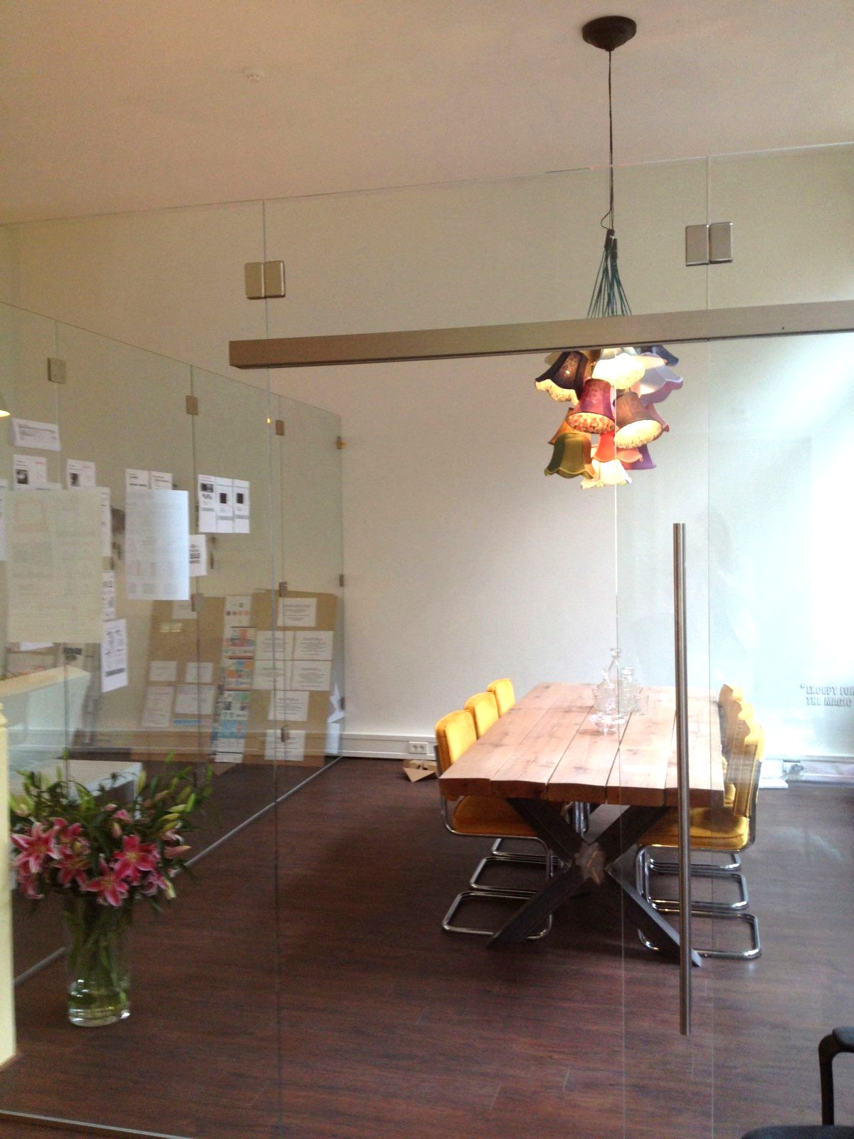 Glazen schuifdeur op maat in het kantoor van SUE Behavioural Design Academy