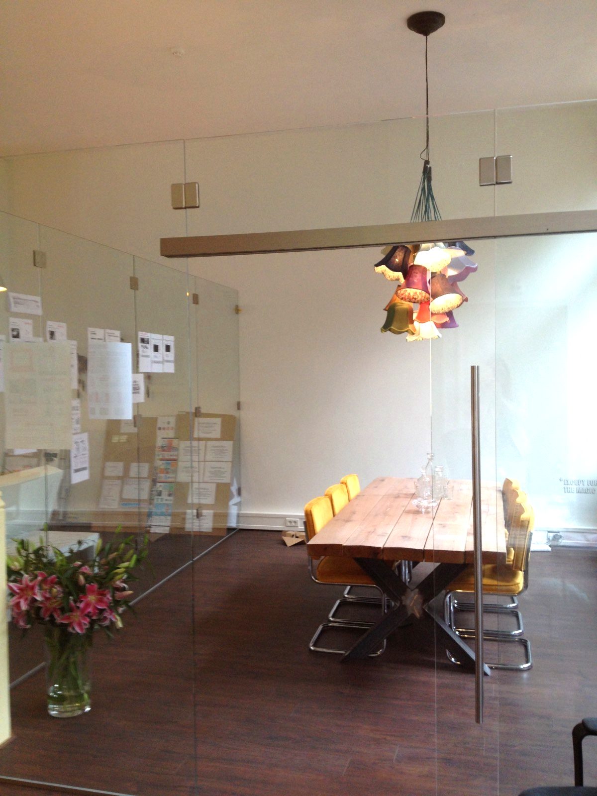 Kantoor van SUE Behavioural Design Academy met glazen vergaderruimte