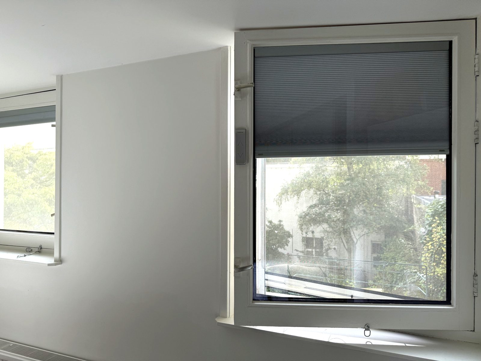 Afstandsbediening waarmee de luxaflex tussen het isolatieglas wordt bediend