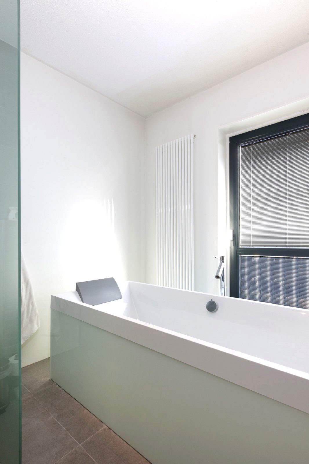 Design badkamer met inloopdouche en matglazen wand