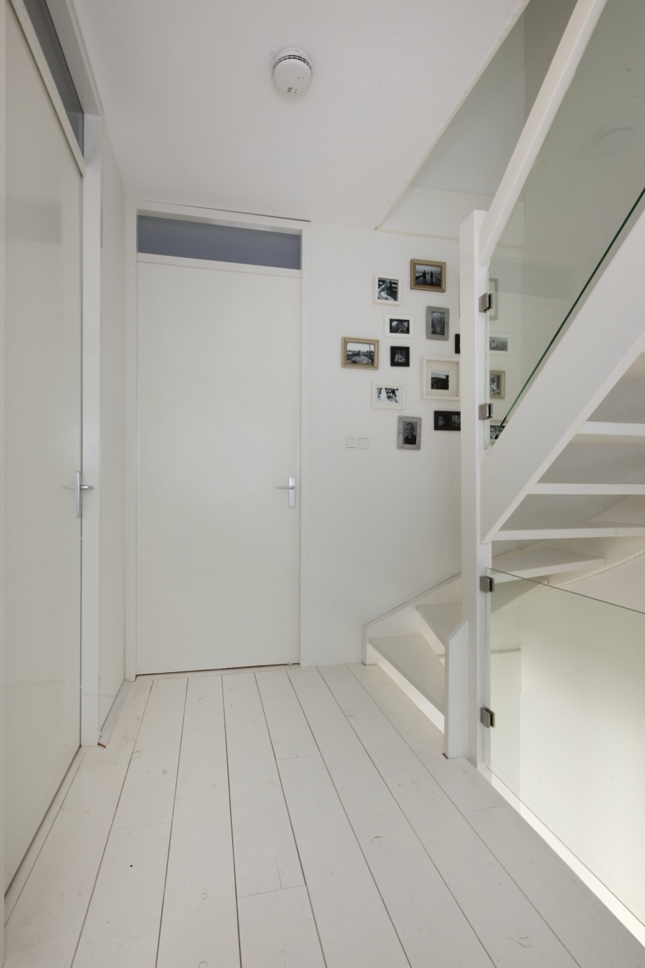 Trap met glazen veiligheidsbalustrade
