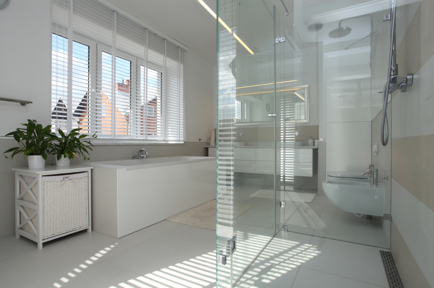 Badkamer met glazen douchewand en raam met lamellen, twee voorbeelden van glas met een eigen functie in huis