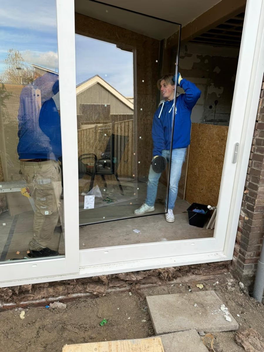 Glaszetter plaatst inbraakvertragend glas in een schuifpui